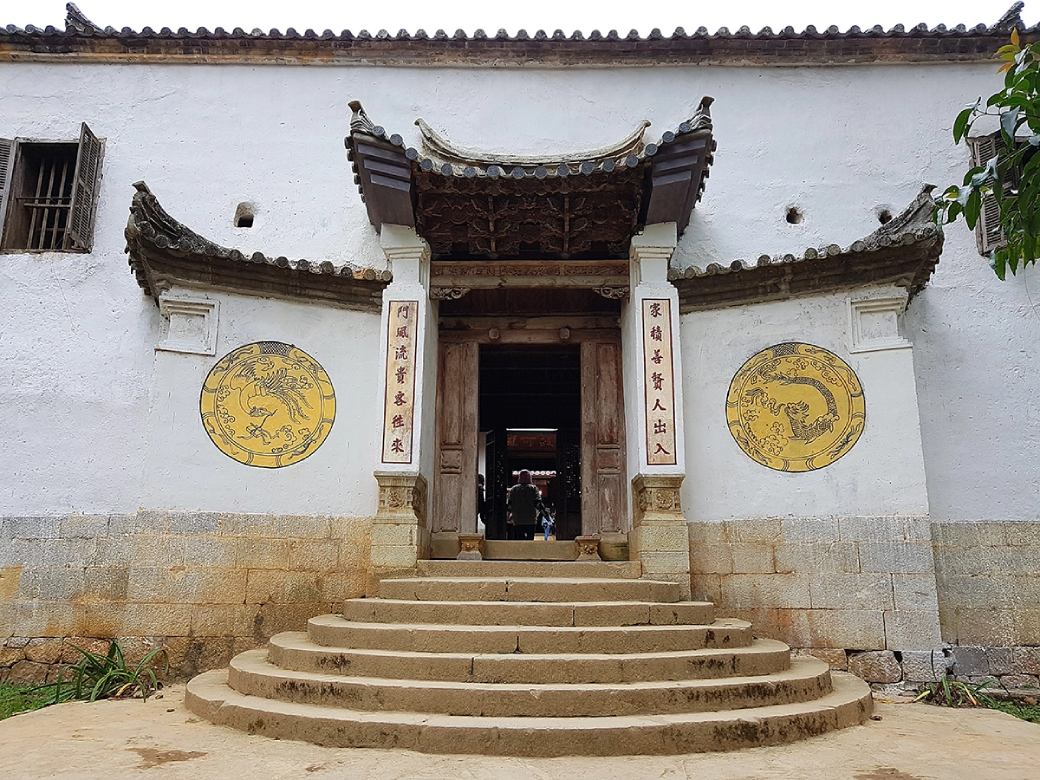 The main entrance to Vuong Palace